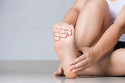 enfants qui s'étendent de la maladie des pieds